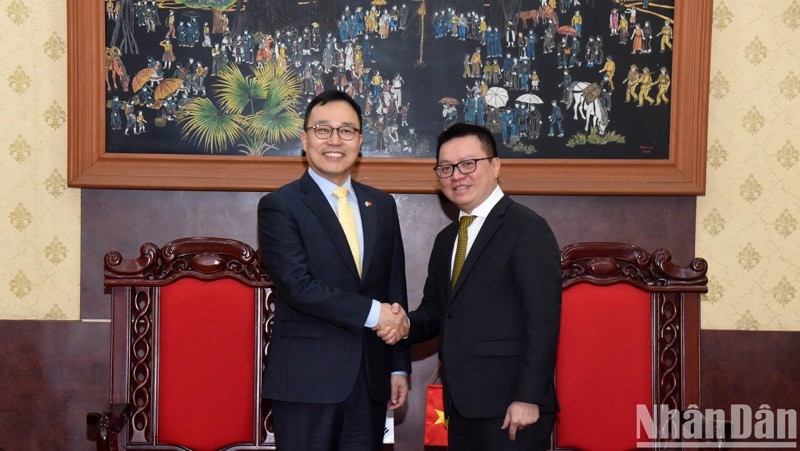 Vietnam y Corea del Sur intensifican cooperación en materia de comunicación 