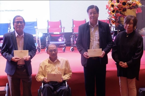 La entrega de sillas de ruedas a personas discapacitadas en Da Nang (Foto: VNA) 