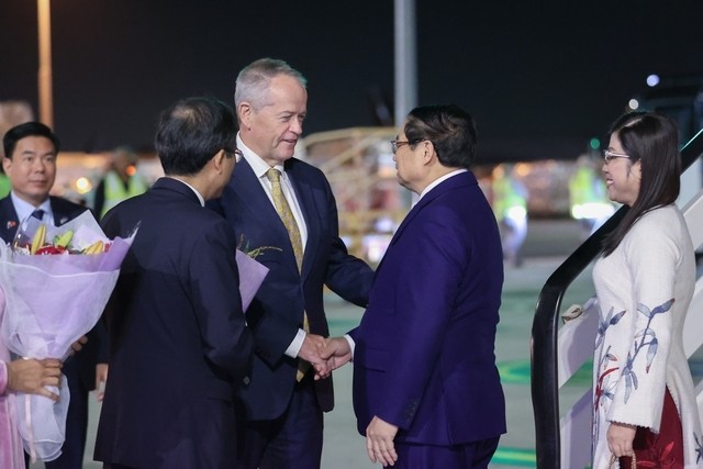 El primer ministro Pham Minh Chinh y su esposa en el aeropuerto de Melbourne. (Foto: dangcongsan.vn)