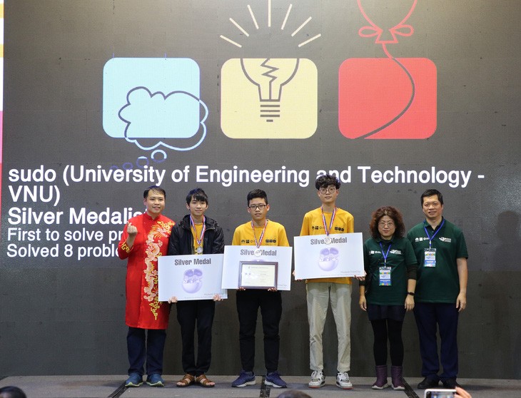 El equipo de la Universidad de Ingeniería y Tecnología de la Universidad Nacional de Vietnam en Hanoi recibe una medalla de plata. (Foto: Junta Organizadora del Campeonato ICPC Asia Pacífico)
