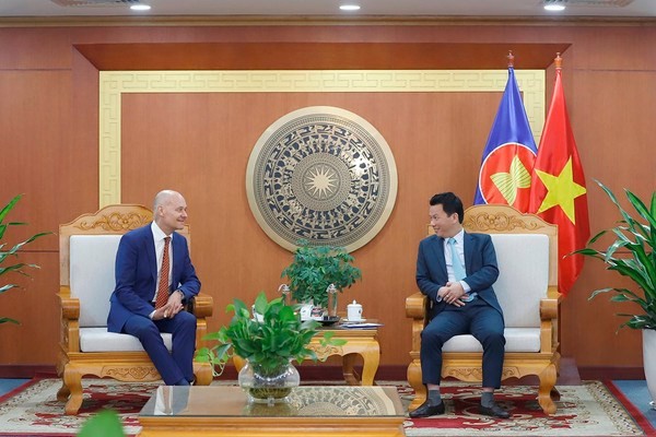 El ministro de Recurso Naturales y Medio Ambiente de Vietnam, Dang Quoc Khanh, y el embajador de Países Bajos en Vietnam, Kees van Baar. (Foto: VNA)