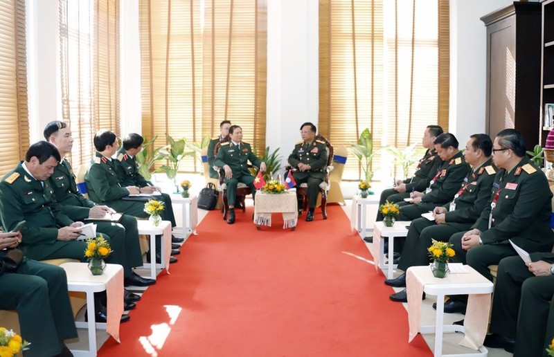 El jefe del Estado Mayor General del EPV y viceministro de Defensa de Vietnam, coronel general Nguyen Tan Cuong (izquierda), dialoga con el viceprimer ministro y ministro de Defensa de Laos, general Chansamone Chanyalath. (Foto: VNA)
