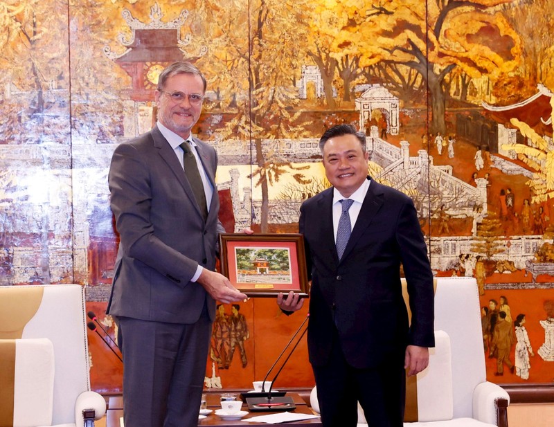 El presidente del Comité Popular de Hanói, Tran Sy Thanh, entrega un regalo al embajador de Francia en Vietnam, Olivier Brochet (Foto: hanoimoi.com.vn)