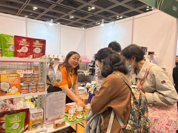 Los productos VICOSAP atraen la atención de los consumidores de Hong Kong. (Foto: VNA)