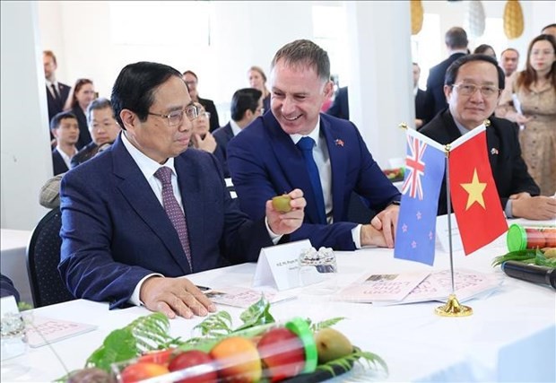 El primer ministro de Vietnam, Pham Minh Chinh, conoce los productos del PFR. (Foto: VNA)