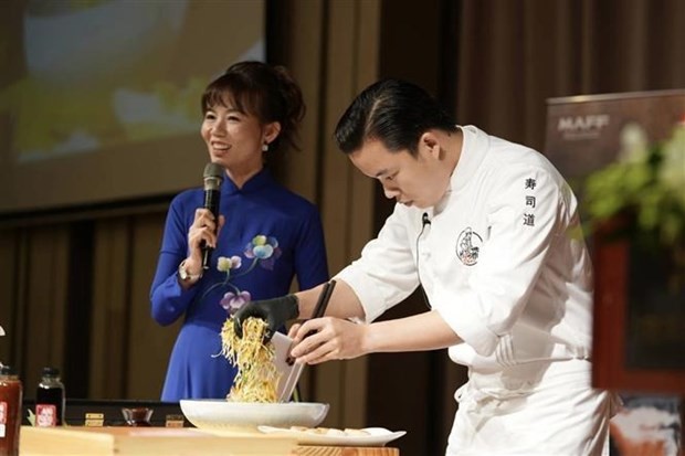 El chef demuestra la preparación de mariscos a estilo japonés en el evento. (Foto: VNA)