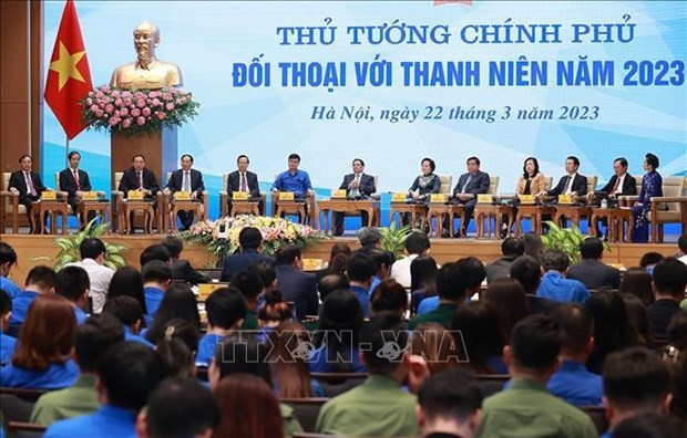 El primer ministro vietnamita, Pham Minh Chinh, dialogó con jóvenes en 2023. (Foto:VNA)