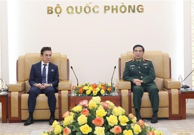 El ministro de Defensa de Vietnam, general Phan Van Giang, (derecha) y el embajador saliente de Tailandia en Vietnam, Nikorndej Balankura (Foto: VNA)