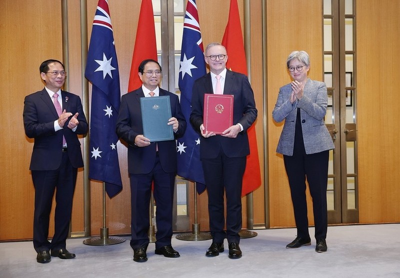 El primer ministro de Vietnam, Pham Minh Chinh, y su homólogo australiano, Anthony Albanese, presentan la Declaración Conjunta sobre la mejora de las relaciones bilaterales al nivel de Asociación Estratégica Integral. (Foto: VNA)