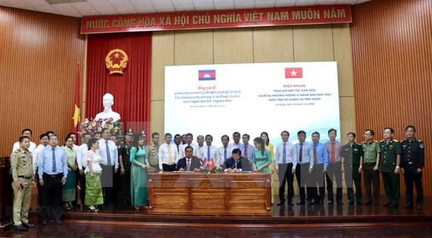 Líderes de las provincias de An Giang y Takeo firman documento de cooperación en 2024 (Foto: VNA) 