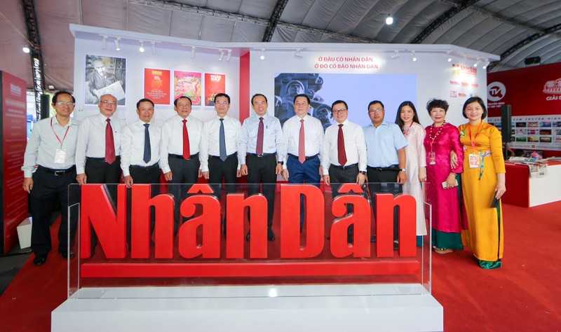 Dirigentes del Partido y el Estado toman fotos en la exposición del periódico Nhan Dan (Pueblo) (Foto: Nhan Dan)