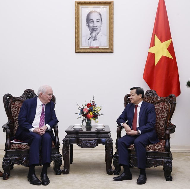 El viceprimer ministro Le Minh Khai y el profesor Thomas Vallely, director del Programa Vietnam en la Universidad estadounidense de Harvard (Foto: baochinhphu.vn)