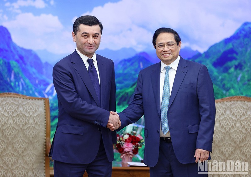 El premier vietnamita, Pham Minh Chinh, recibe al canciller de Uzbekistán, Bakhtiyor Saidov.