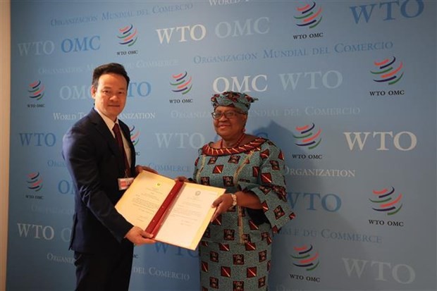 La directora general de la Organización Mundial del Comercio, Ngozi Okonjo-Iweala, y el embajador Mai Phan Dung, jefe de la misión permanente de Vietnam ante las Naciones Unidas, la Organización Mundial del Comercio y otros organismos internacionales en Ginebra (Foto:VNA)