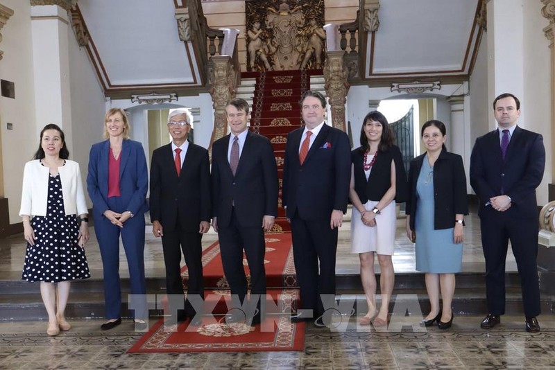 El vicepresidente del Comité Popular de Ciudad Ho Chi Minh, Vo Van Hoan, con Todd Young, senador del estado de Indiana del Senado de Estados Unidos y otros delegados. (Foto: VNA)