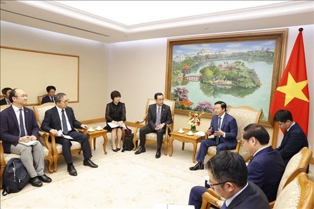 El viceprimer ministro Tran Hong Ha recibe al director ejecutivo del Banco japonés para la Cooperación Internacional, Tanimoto Masayuki. (Foto: VNA)
