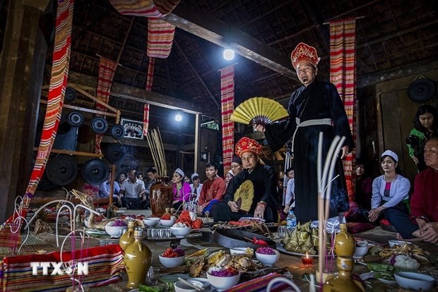 Mo Muong es una actividad de actuación folclórica expresada en rituales asociados con la vida de creencias espirituales de la minoría étnica Muong. (Foto: VNA)
