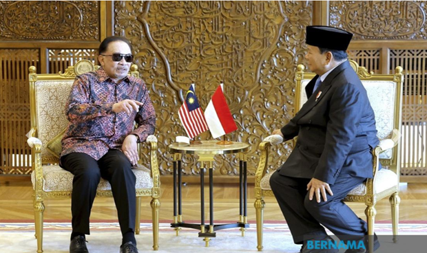 El primer ministro de Malasia, Anwar Ibrahim (izquierda), se reúne con el presidente electo de Indonesia, Prabowo Subianto, el 4 de abril. (Foto: Bernama)