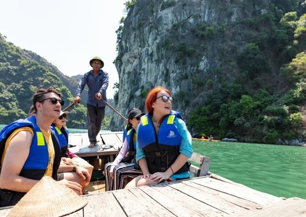Los turistas extranjeros en la Bahía de Ha Long (Foto: VNA) 