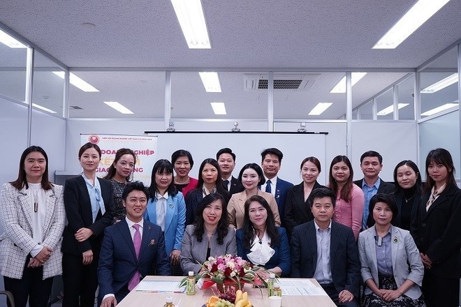 La vicecanciller vietnamita Le Thi Thu Hang y representantes de la Asociación de Empresas Vietnamitas en Japón (Foto: baoquocte.vn)