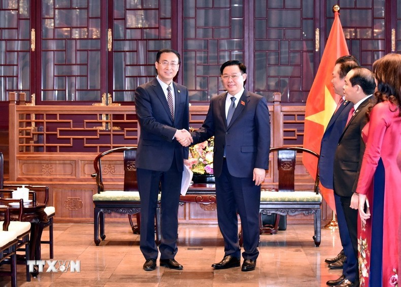 El presidente de la Asamblea Nacional vietnamita, Vuong Dinh Hue, recibe a Lu Zexiang, vicepresidente del Grupo Energy China y también jefe de Energy China International.