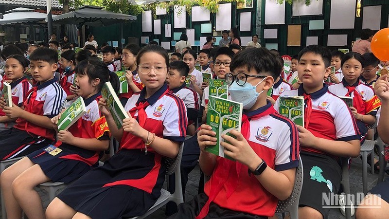 Alumnos de la escuela primaria Dien Bien, en Hanói, participan en un programa de intercambio en la feria del libro 2023. 