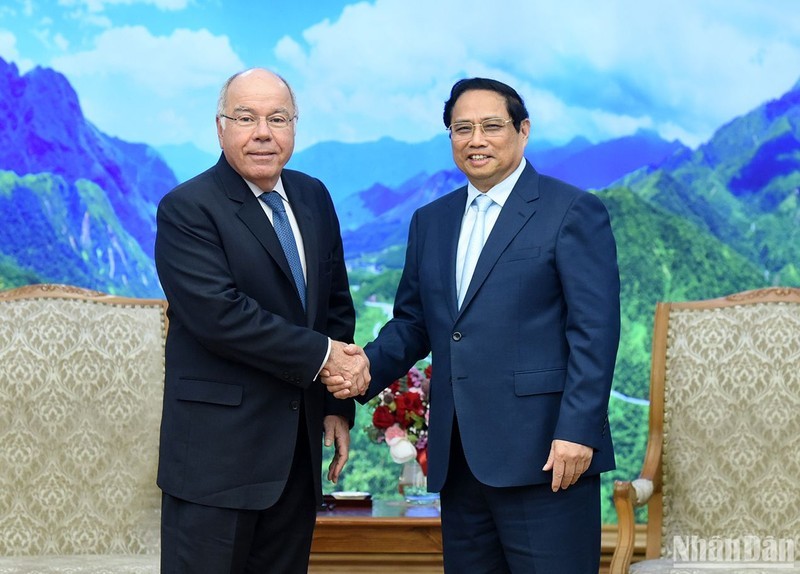 El primer ministro de Vietnam, Pham Minh Chinh y el ministro de Relaciones Exteriores de Brasil, Mauro Vieira (Foto: Nhan Dan)