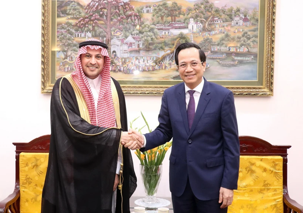El ministro de Trabajo, Inválidos de Guerra y Asuntos Sociales, Dao Ngoc Dung, recibe al embajador de Arabia Saudita en Vietnam, Mohammed Ismaeil A. Dahlwy (Foto: Ministerio de Trabajo, Inválidos de Guerra y Asuntos Sociales)