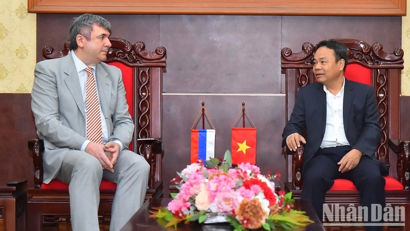El redactor jefe adjunto del periódico, Dinh Nhu Hoan, y el subjefe de la Comisión de Relaciones Exteriores de San Petersburgo, Kalganov Viacheslav Gennadievich. 