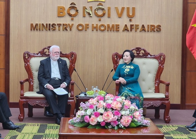 La ministra del Interior de Vietnam, Pham Thi Thanh Tra, y el arzobispo Paul Richard Gallagher, secretario para las relaciones con los Estados y las Organizaciones Internacionales de la Santa Sede (Foto: dangcongsan.vn)