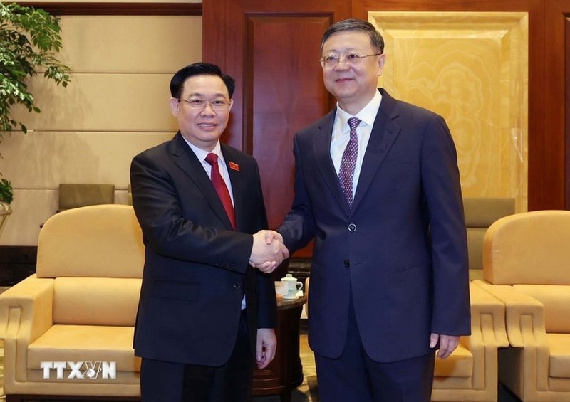 El presidente de la Asamblea Nacional de Vietnam, Vuong Dinh Hue, (izquierda) y el miembro del Buró Político y secretario del Comité del Partido Comunista de China en Shanghái, Chen Jining. (Foto: VNA)