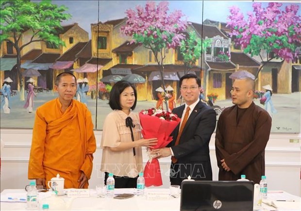 El embajador de Vietnam en la India, Nguyen Thanh Hai, felicitó a Nguyen Huynh Khanh Linh por su reelección como presidenta de la Asociación de Vietnamitas en (Foto:VNA)
