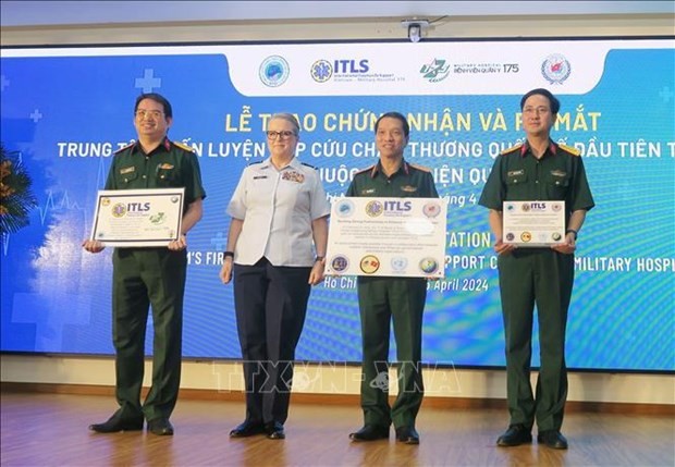 Los socios estadounidenses entregaron al Hospital Militar 175 un certificado y una decisión sobre la creación del primer centro de ITLS en Vietnam (Foto: VNA)