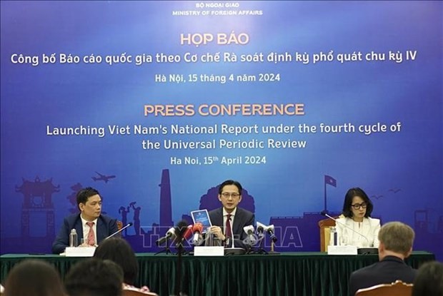 El viceministro de Relaciones Exteriores Do Hung Viet, preside la conferencia de prensa (Foto: VNA) 