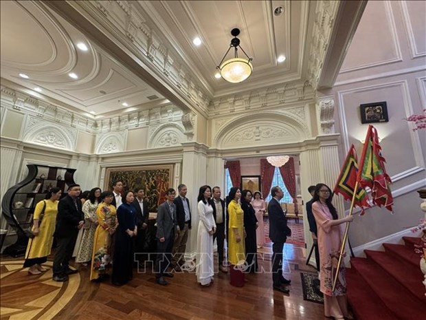 El embajador de Vietnam,Nguyen Quoc Dung, junto con funcionarios de la Embajada, agencias representativas de Vietnam en los Estados Unidos y vietnamitas en el extranjero, celebraron solemnemente una ceremonia de ofrenda de incienso para conmemorar a los reyes Hung, en Washington. (Foto: VNA)