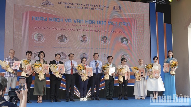 Los diez embajadores de la cultura de la lectura de Ciudad Ho Chi Minh para el período 2024-2025.