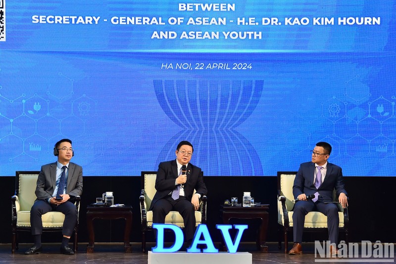 El secretario general de la Asean, Kao Kim Hourn (centro), en el diálogo con los jóvenes de la agrupación. (Foto: Nhan Dan)
