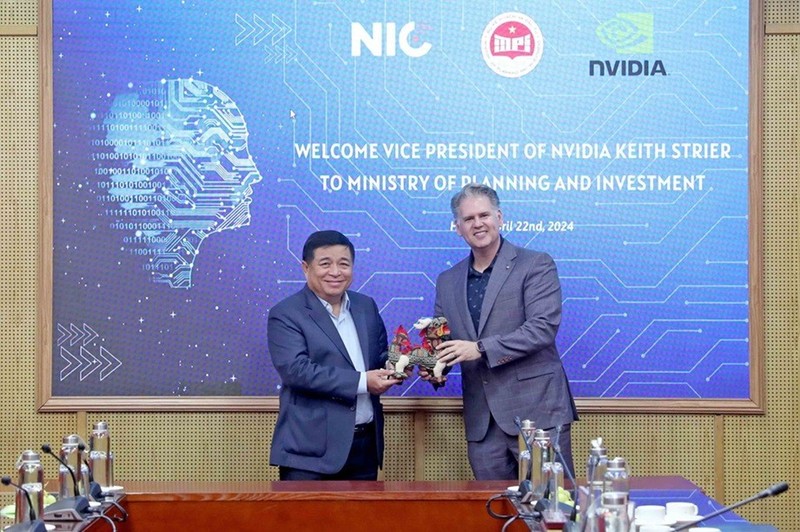 El ministro de Planificación e Inversión de Vietnam, Nguyen Chi Dung (izquierda), y Keith Strier, vicepresidente de NVIDIA. (Foto: VNA)