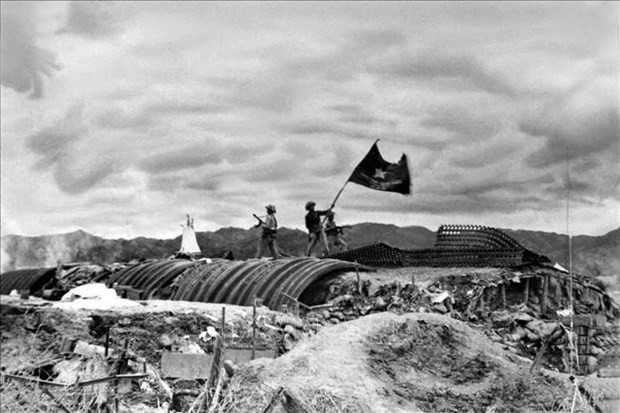 El 7 de mayo de 1954, la bandera de la victoria decisiva del Ejército vietnamita ondeó en el techo del cuartel general del mando enemigo. (Foto: Archivo de VNA)