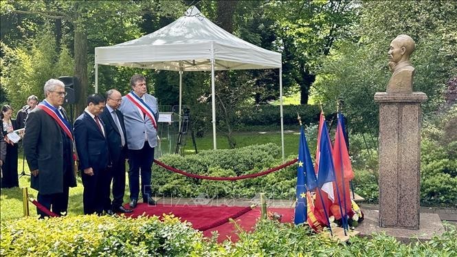 El ministro de Relaciones Exteriores de Vietnam, Bui Thanh Son, coloca flores ante el busto del Presidente Ho Chi Minh (Foto: VNA)