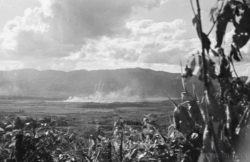 Las unidades de artillería vietnamita continúan bombardeando las posiciones enemigas, algunas de las cuales arden. (Foto: VNA)