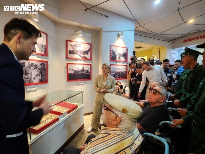 La secretaria de Estado francesa para los Veteranos y la Memoria, Patricia Miralles, y los delegados visitan el Museo de la Victoria Histórica de Dien Bien Phu.