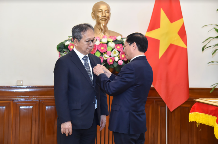 El ministro vietnamita de Relaciones Exteriores, Bui Thanh Son, entrega la medalla conmemorativa “Por la causa de la diplomacia vietnamita” al embajador japonés en Vietnam, Yamada Takio. (Foto: TGVN)
