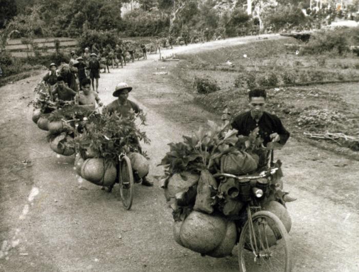 El pueblo vietnamita en pleno participó junto a los combatientes en una de las tareas más importantes de la guerra: el aprovisionamiento del frente. (Foto: Getty Images)