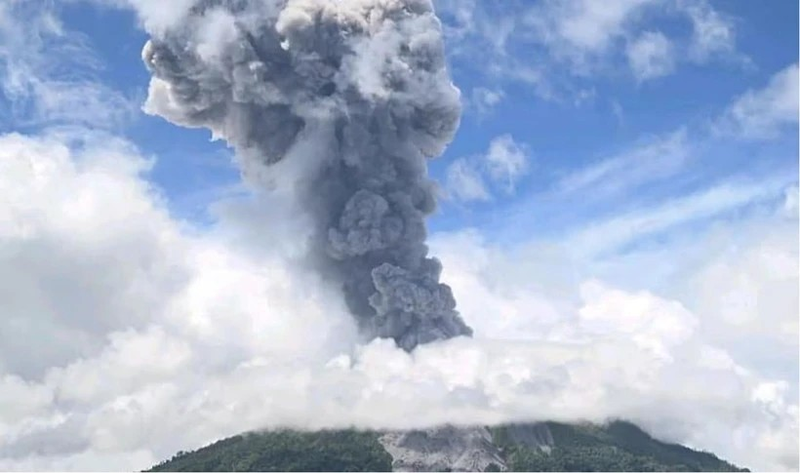Volcán en el este de Indonesia entra en erupción, elevando el nivel de alerta (Foto: AFP)