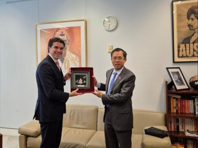 Ministro adjunto de Asuntos Exteriores del país oceánico, Tim Watts, y el embajador vietnamita en Australia, Pham Hung Tam. (Foto: VNA)