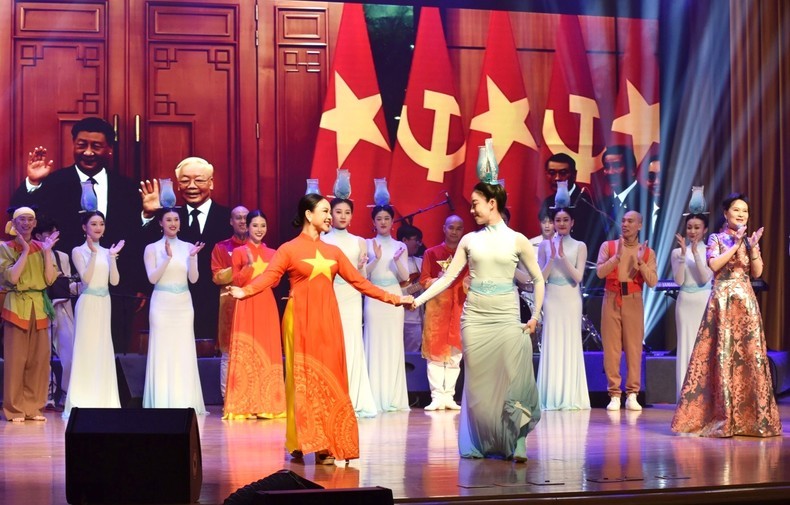 Una de las actuaciones artísticas para conmemorar el 30º aniversario de la amistad Hanói-Pekín. (Foto: Nhan Dan)