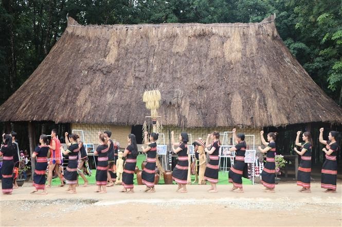 El Servicio de Cultura, Deportes y Turismo entrega el certificado que reconoce la aldea de turismo comunitario de Dak Rang. (Foto: VNA)