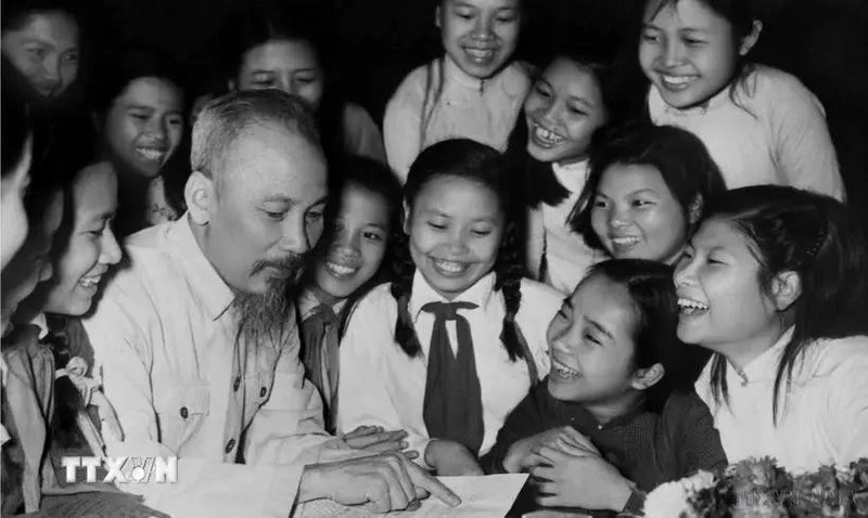 Una delegación de alumnos de la escuela Trung Vuong, en representación de estudiantes con logros sobresalientes en Hanói, visita al Tío Ho en su cumpleaños, el 19 de mayo de 1958, en el Palacio Presidencial (Foto: VNA)