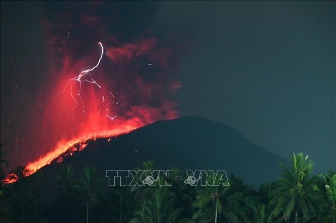 Indonesia eleva la alerta de volcán al nivel más alto. (Foto: AFP/VNA)